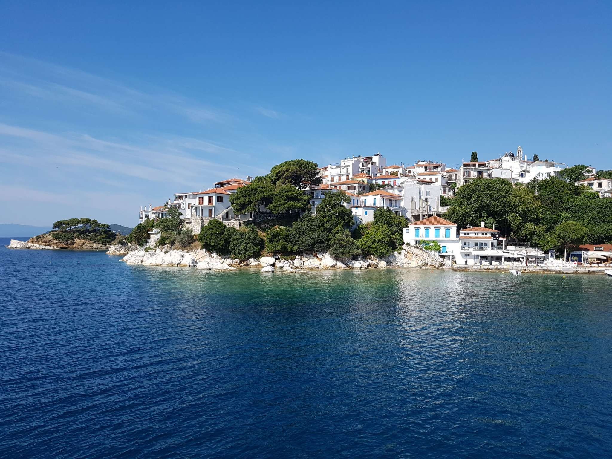 Das Titelbild auf nixwieweg zum Blog Skiathos zeigt einen wunderschönen Strand mit Häusern und blauem Himmel